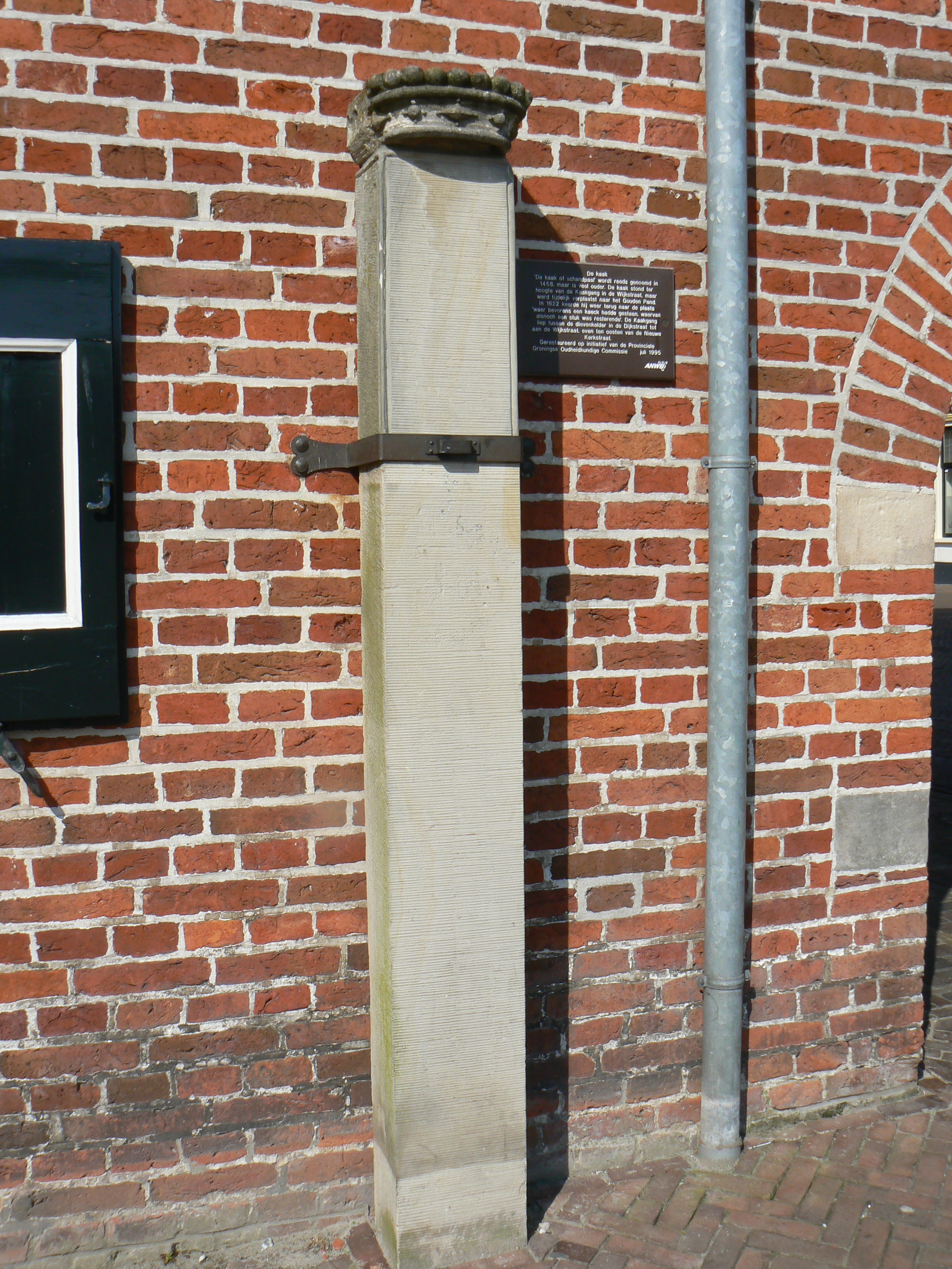 De schandpaal (Kaak) in Appingedam. De foto is gemaakt op 23 april 2008 door Gerardus, een maand na de dood van zijn vrouw Katja. Licentie: Public Domain.